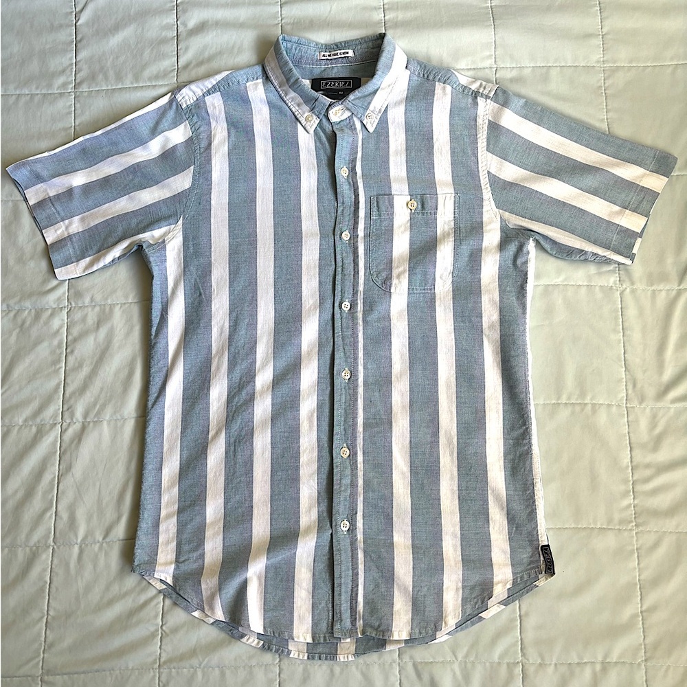 COPY - Ezekiel Short Sleeve Button Down size Medium